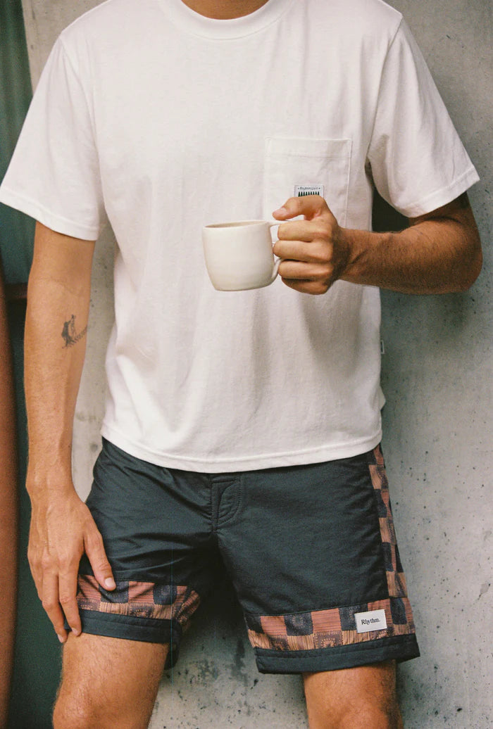 Rooted in surf heritage, the Racket Trunk in Vintage Black features repeat-printed panels and a 16-inch heritage fit. Designed for performance and style, these trunks bring an effortless throwback vibe.