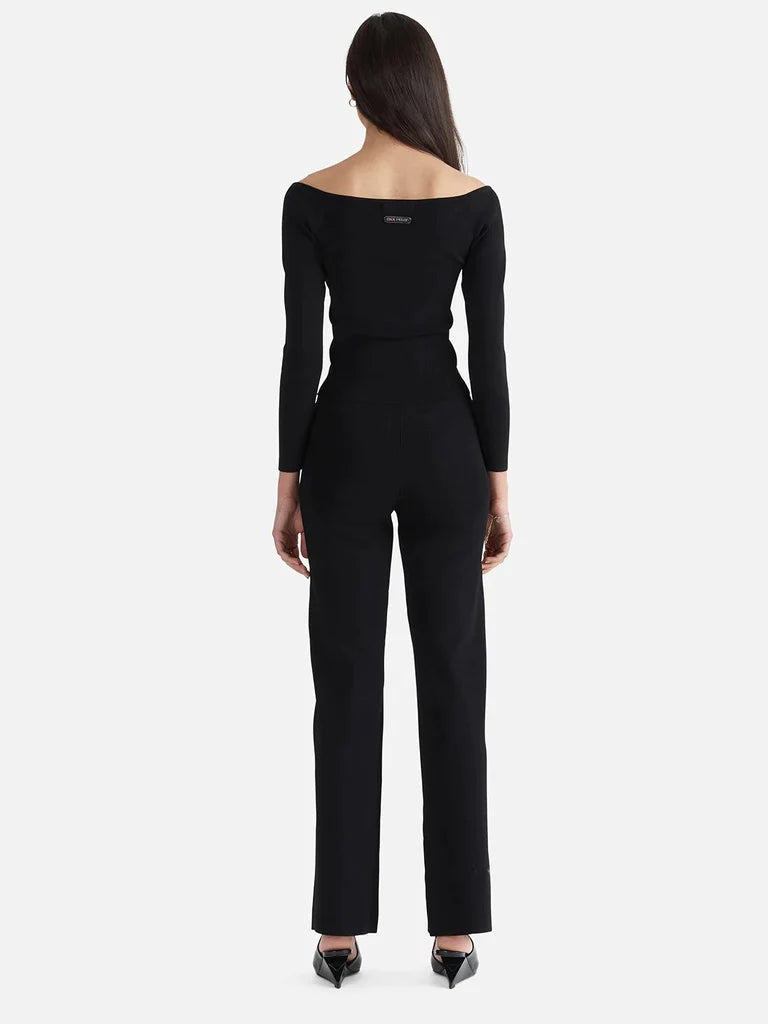 The Evie Luxe True Knit Long Sleeve Top is an easy-to-wear, elevated basic to take you through the seasons. Crafted from a ribbed, stretchy, recycled viscose for a premium quality feel. The top features an off-the-shoulder boat neck design and boasts a figure-hugging fit.