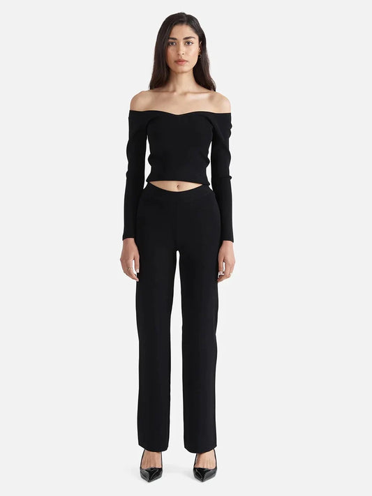 The Evie Luxe True Knit Long Sleeve Top is an easy-to-wear, elevated basic to take you through the seasons. Crafted from a ribbed, stretchy, recycled viscose for a premium quality feel. The top features an off-the-shoulder boat neck design and boasts a figure-hugging fit.