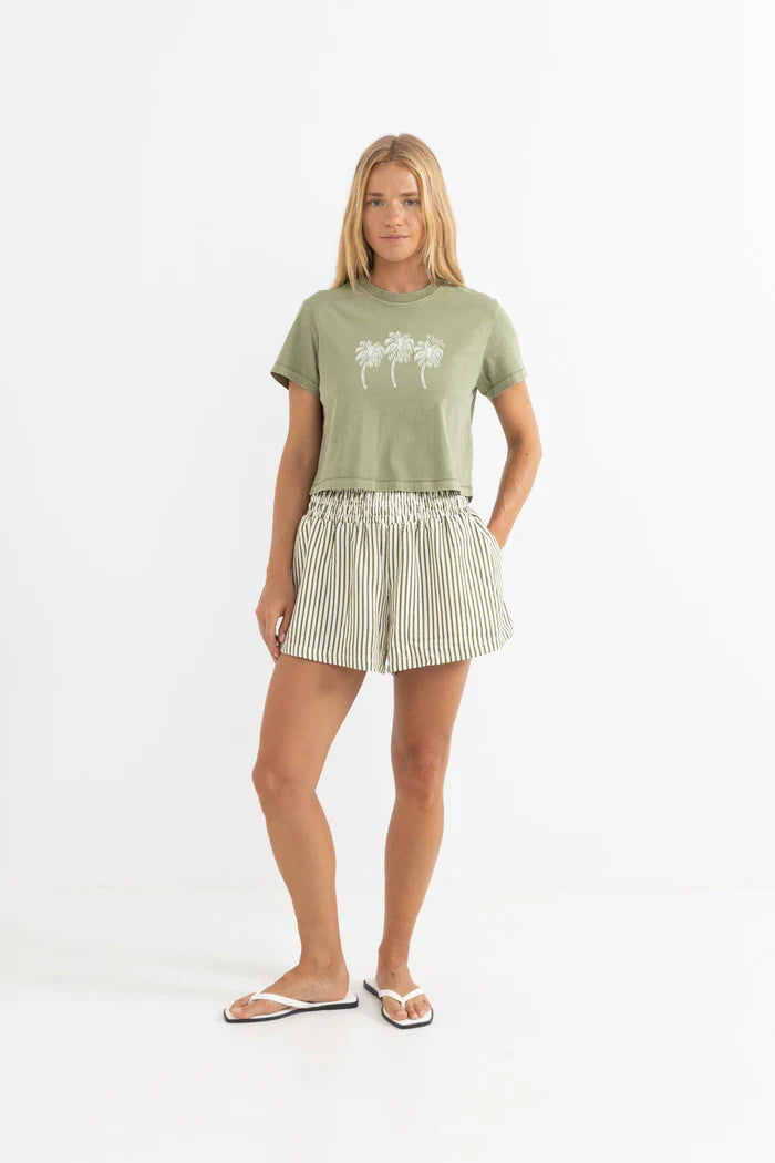 These mid-high rise relaxed fit shorts in aloe feature an elastic waist for ultimate comfort. With side pockets and an inseam length of 7cm, they are a perfect blend of style and ease for your summer outings.