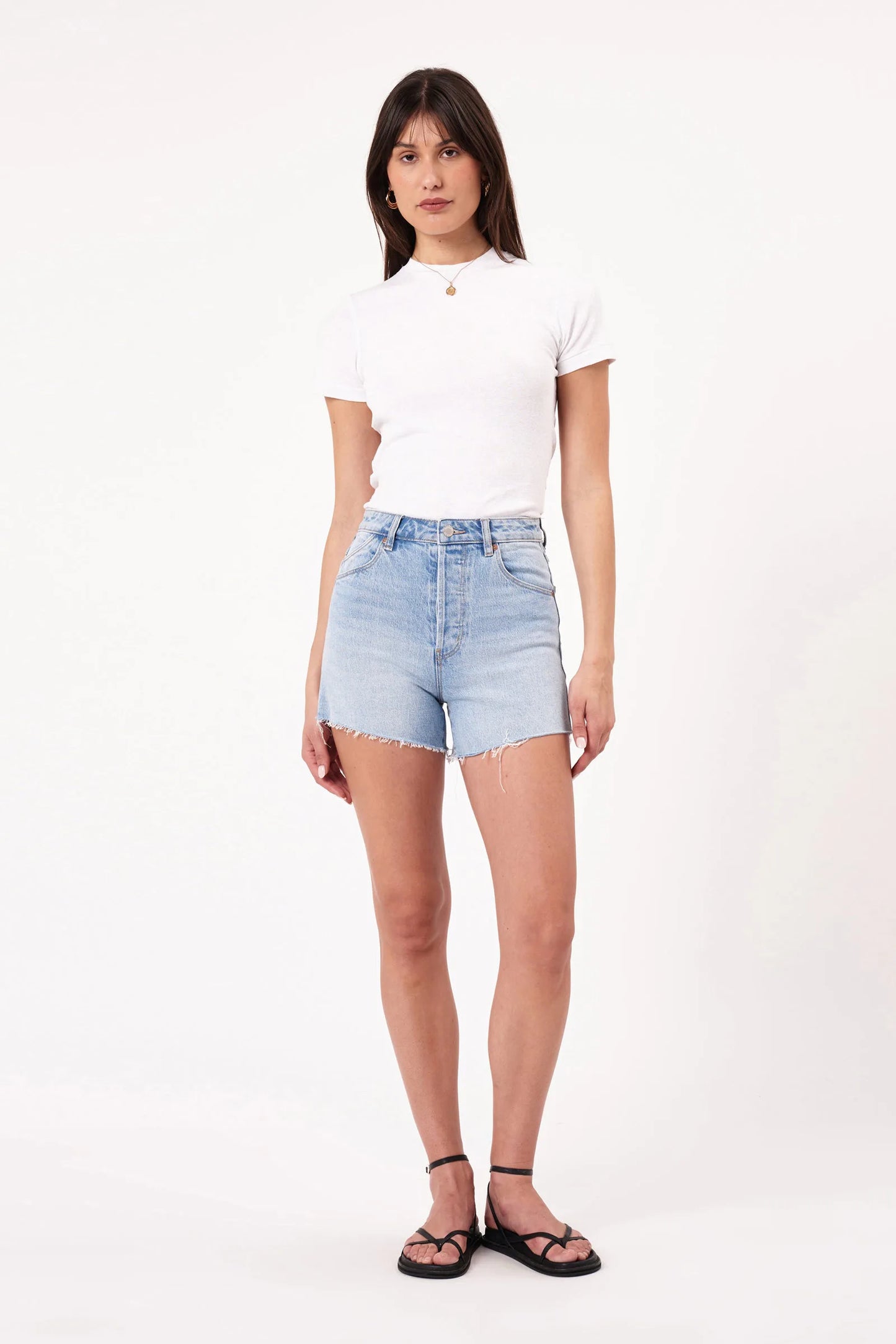 Original Short Sunshine Blue
High rise short
Slim fit, modest length. If you prefer a more relaxed look we suggest going up a size
Comfort rigid denim
Signature Rolla’s back pockets
Finished with a raw hem & button fly for a vintage look
Light to mid-blue wash
This fabrication has been through a washing process to create a 'worn in' look
Made with 99% Cotton & 1% Elastane