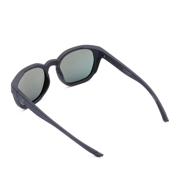 Discover active style without compromise. Offset delivers an all-round fashion edge in Italian-made Eco-Grilamid for ultra-lightweight & durability with highly scratch-resistant mineral glass lenses. A blinder of a pair to wear on the water, out in town, or wherever an active life takes you.