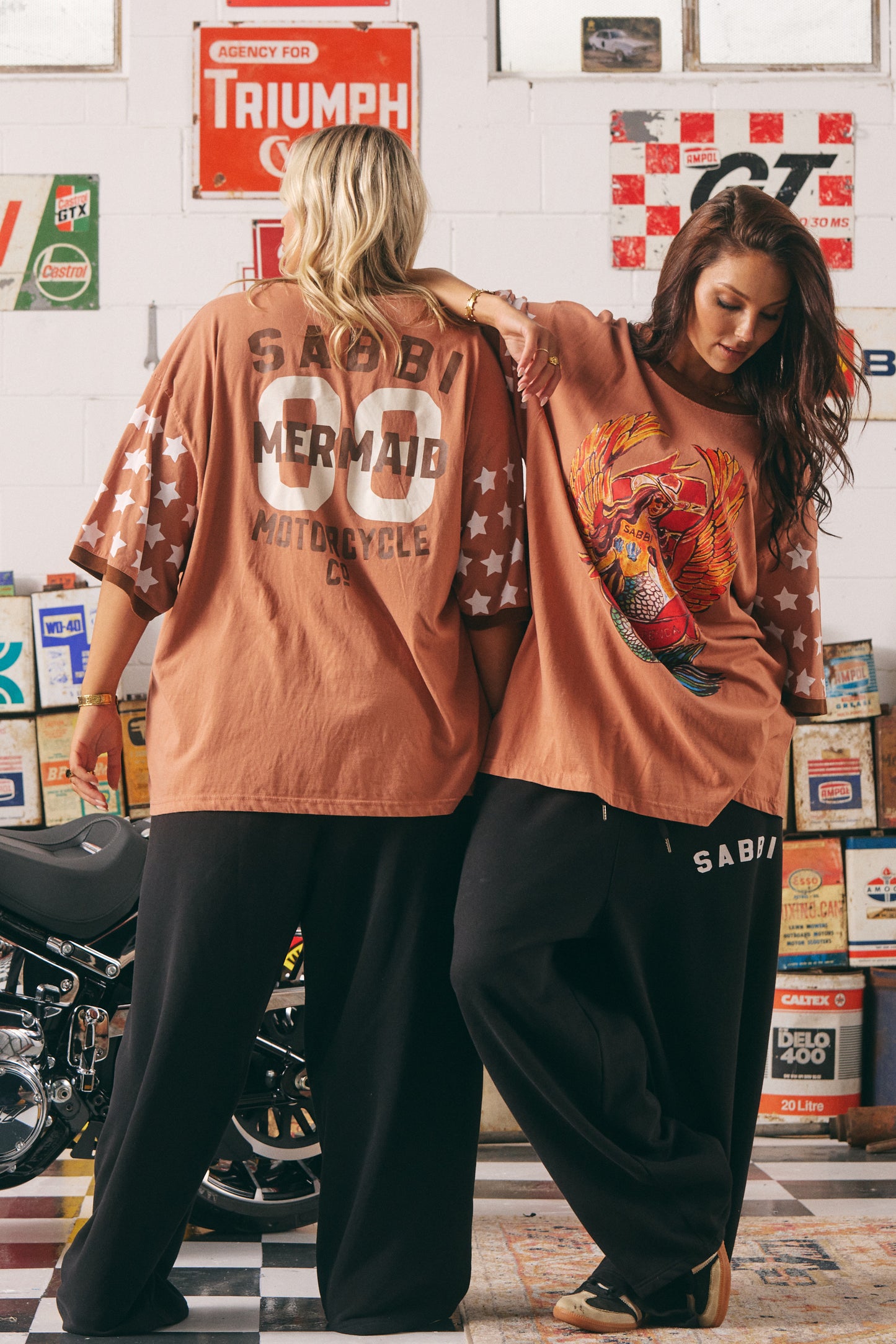 The Dream Big Brenda Clay Tee
Make a statement without saying a word. The Dream Big Brenda Tee is a fearless fusion of vintage Americana and rebellious femme energy. Featuring a bold winged mermaid graphic emblazoned across the chest and “MERMAID MOTORCYCLE CO” on the back, this oversized tee celebrates every wild-hearted wanderer who dreams big and rides free.