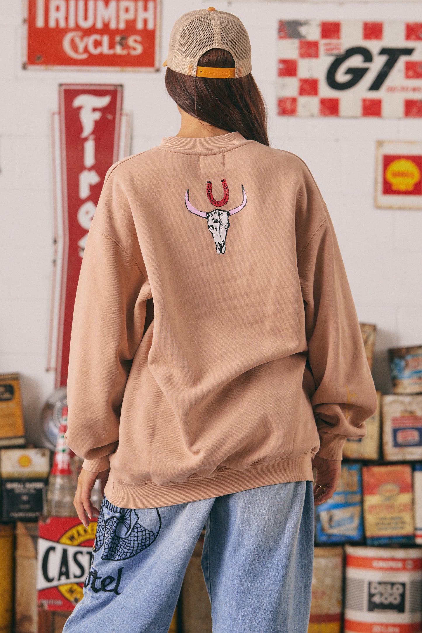 THE RODEO TEE – BLUSH
Saddle up in style with the Rodeo Tee – Blush, where vintage Western grit meets bold, modern flair. Crafted in a soft blush hue, this oversized tee features a striking bronco rider graphic across the front, complete with a bold vertical “SABBI RODEO” print for that head-turning edge.
