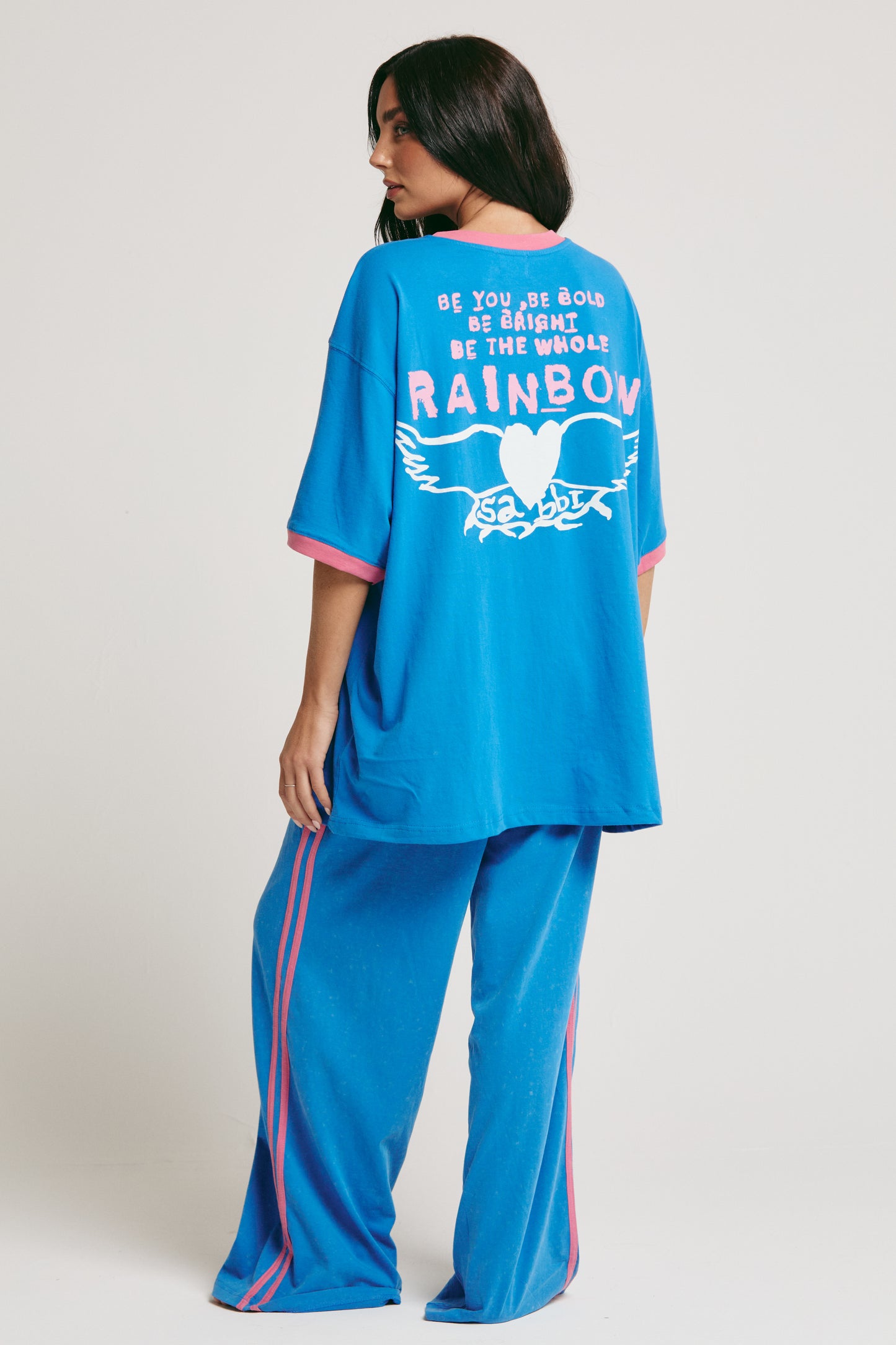 Step right up — it’s showtime with The Carnivale Tee - Blue, a bold celebration of colour, creativity, and unapologetic self-expression.
Crafted from soft, breathable cotton, this oversized tee features a striking electric blue base with fluro pink contrast trims for that vibrant Sabbi punch. The front showcases an iconic Carnivale-inspired graphic, while the back spreads good vibes with the uplifting message: “Be You. Be Bold. Be Bright. Be the Whole Rainbow.”