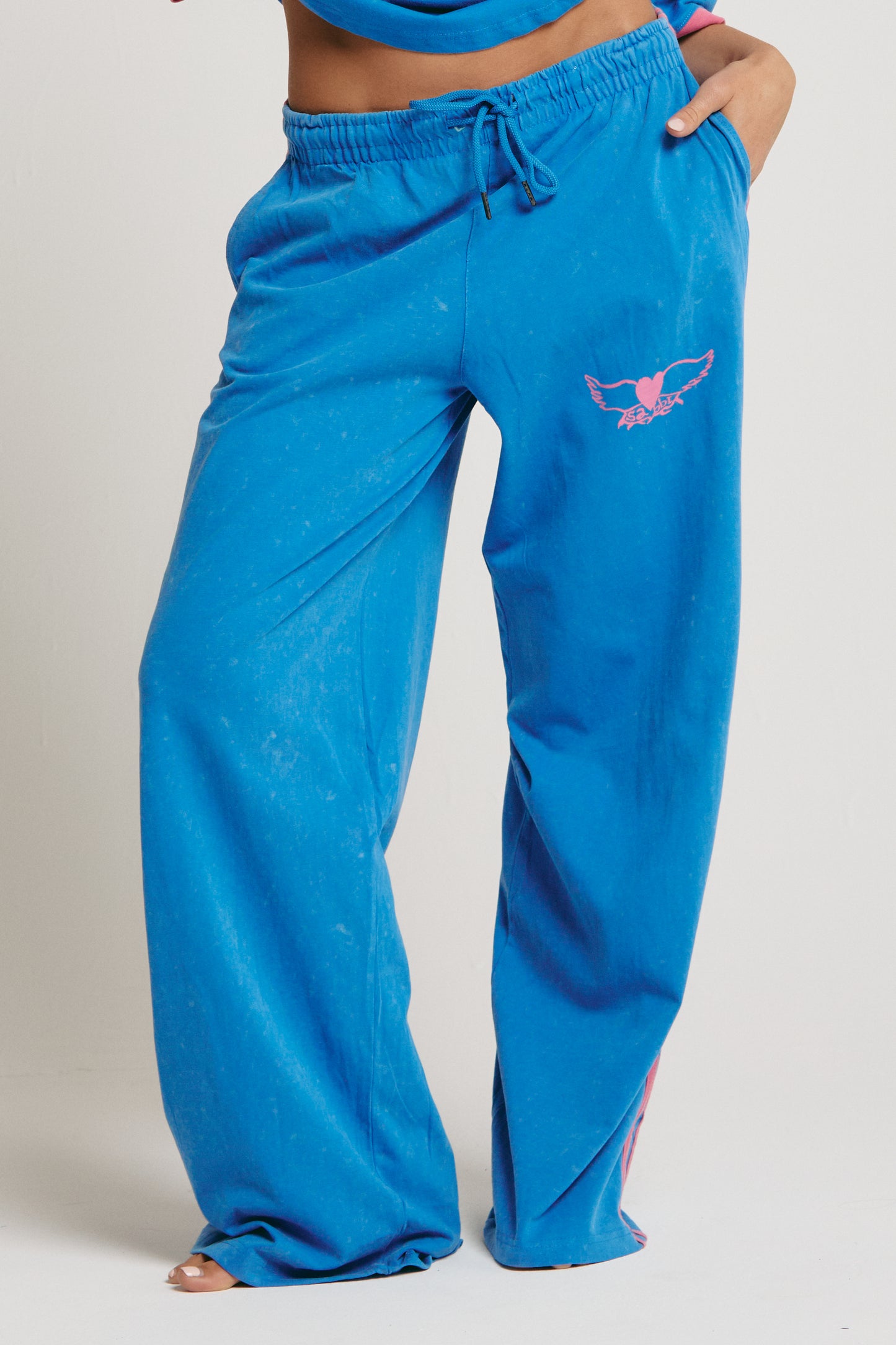 Turn up the colour and the confidence with The Chido Pants - Carnivale Blue — your new favourite statement joggers with that signature Sabbi flair. Made from soft, breathable cotton, these pants combine comfort with a hit of playful street energy.