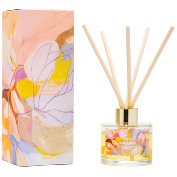 ARTIST SERIES DIFFUSER | JAPANESE HONEYSUCKLE | JADE FISHER
A sweet flowering vine with notes of juicy mandarin, jasmine and Japanese neroli. A blooming fruity floral with pops of citrus and a touch of earthy cedar wood.
Artwork by Jade Fisher
100mls
4-6 months use
Cruelty free vegan
High quality fragrance oil
Natural reeds
Hand poured in the Yarra Valley | Melbourne