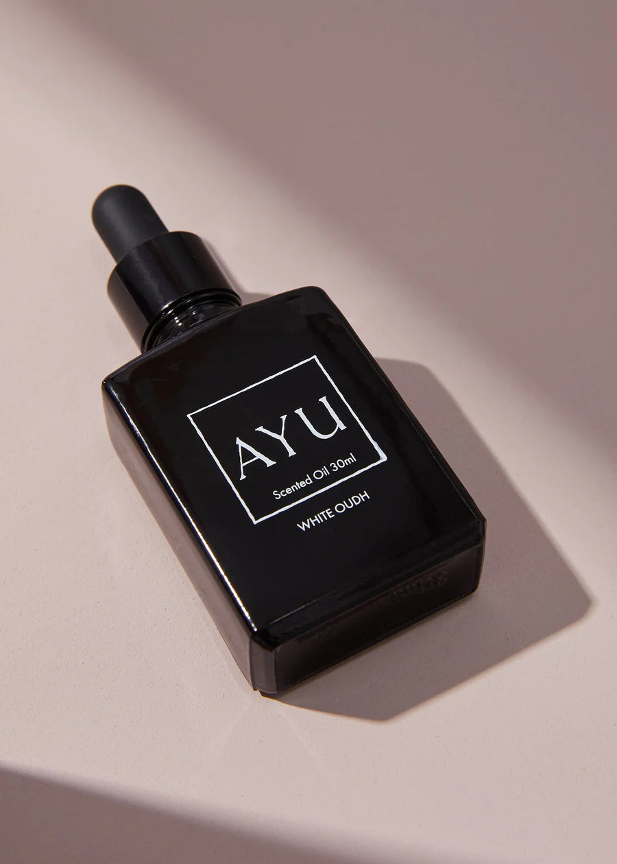 An iridescent woody fragrance inspired by the breathtaking quiet of a sunlit forest clearing. White Oudh invokes the intoxicating powers of agarwood, an ancient resin that has been recorded in the Vedas for its healing and spiritual potency.
