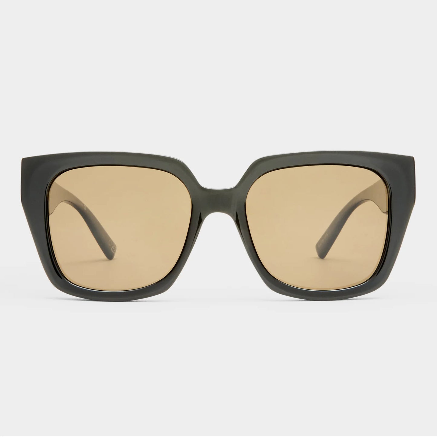 Timelessly elegant and effortlessly chic, our THE ILLUSION sunglasses infuse a sophisticated European sensibility into the classic square silhouette. Designed with an oversized fit that flatters all face shapes, this style is refined with luxurious heritage flagstripe metal hardware and subtle bevel detailing.