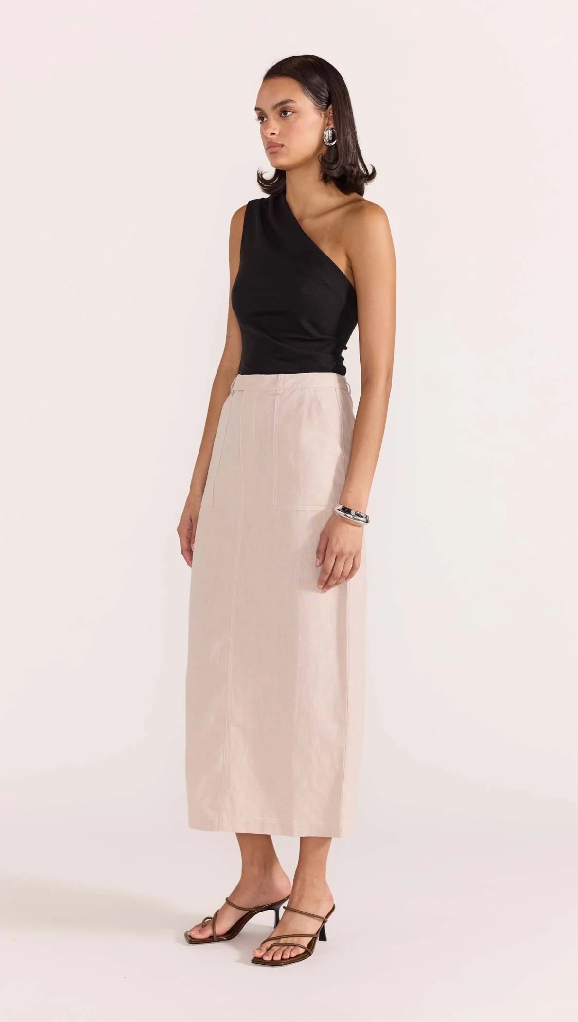 The Dylan One Shoulder Top is your next basic that will help get you through the season in style. Featuring subtle detailing adding that extra dimension to your look to take it from basic to intricate.Style with our Enna Maxi Skirt with heels, layered jewellery and a mini bag to complete your next work to wine look.