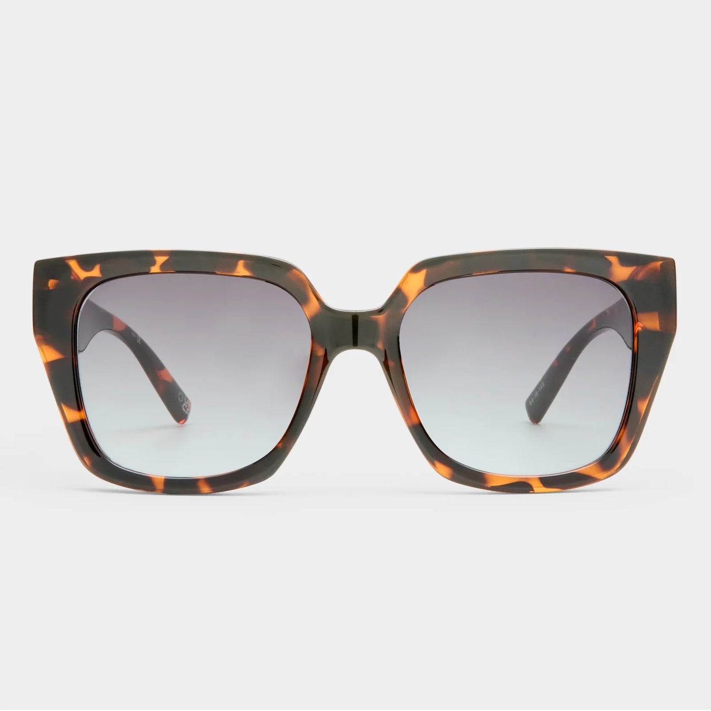 Timelessly elegant and effortlessly chic, our THE ILLUSION sunglasses infuse a sophisticated European sensibility into the classic square silhouette. Designed with an oversized fit that flatters all face shapes, this style is refined with luxurious heritage flagstripe metal hardware and subtle bevel detailing.