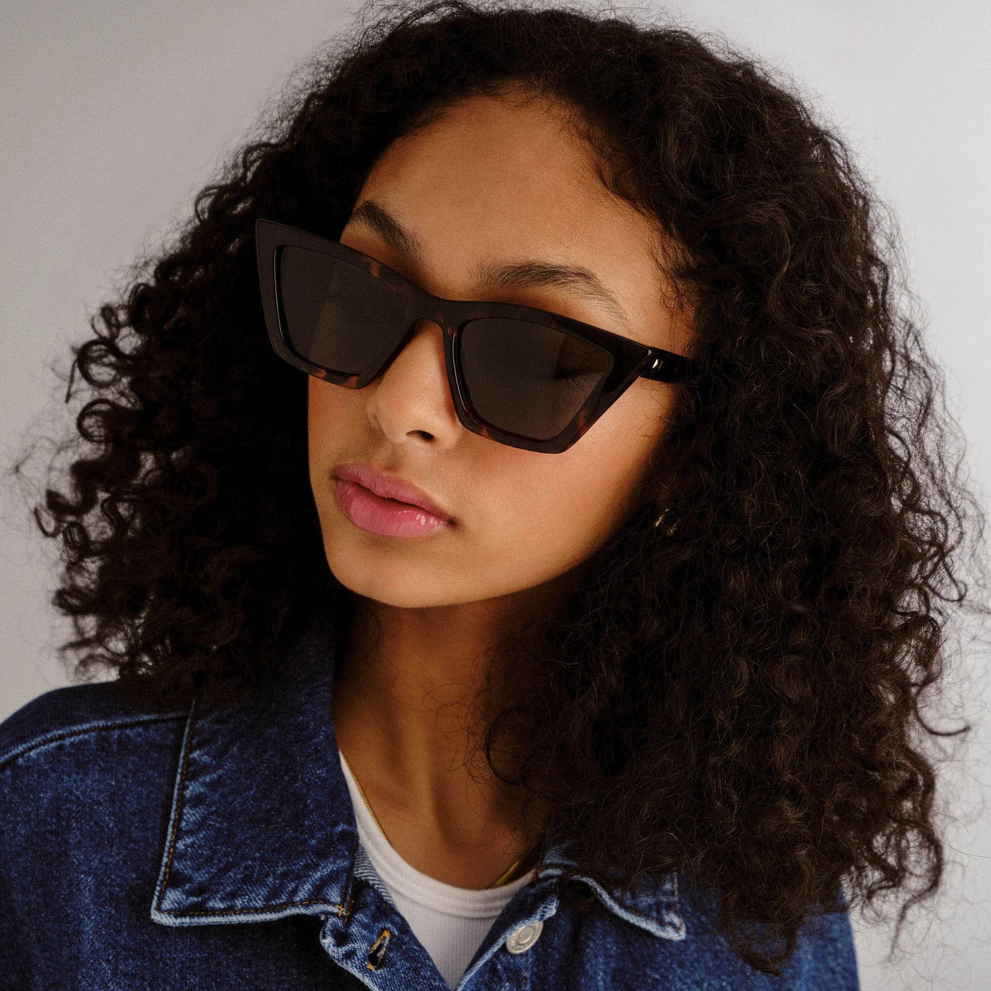 Featuring sweeping lines and refined proportions, our VELODROME sunglasses are an invariable classic. Designed with a midsized fit and chic signature pinstripe metal hardware on both temples, this refined cat-eye style is suitable for all face shapes and will look sharp with any outfit.
• Finished in a dark tortoiseshell frame with khaki gradient lenses.
• A lightweight, durable and impact resistant polycarbonate frame.
• Fitted with shatterproof and scratch resistant polycarbonate lenses.