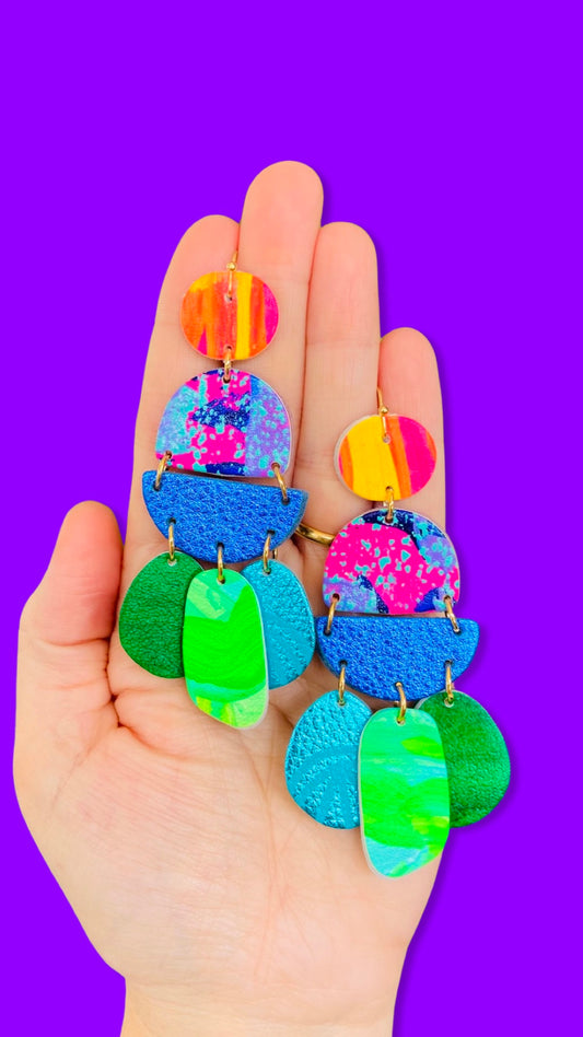 Rainbows for your ears!
A stunning collection of bright metallics and hand painted genuine leather beads set on gold stainless steel hooks.