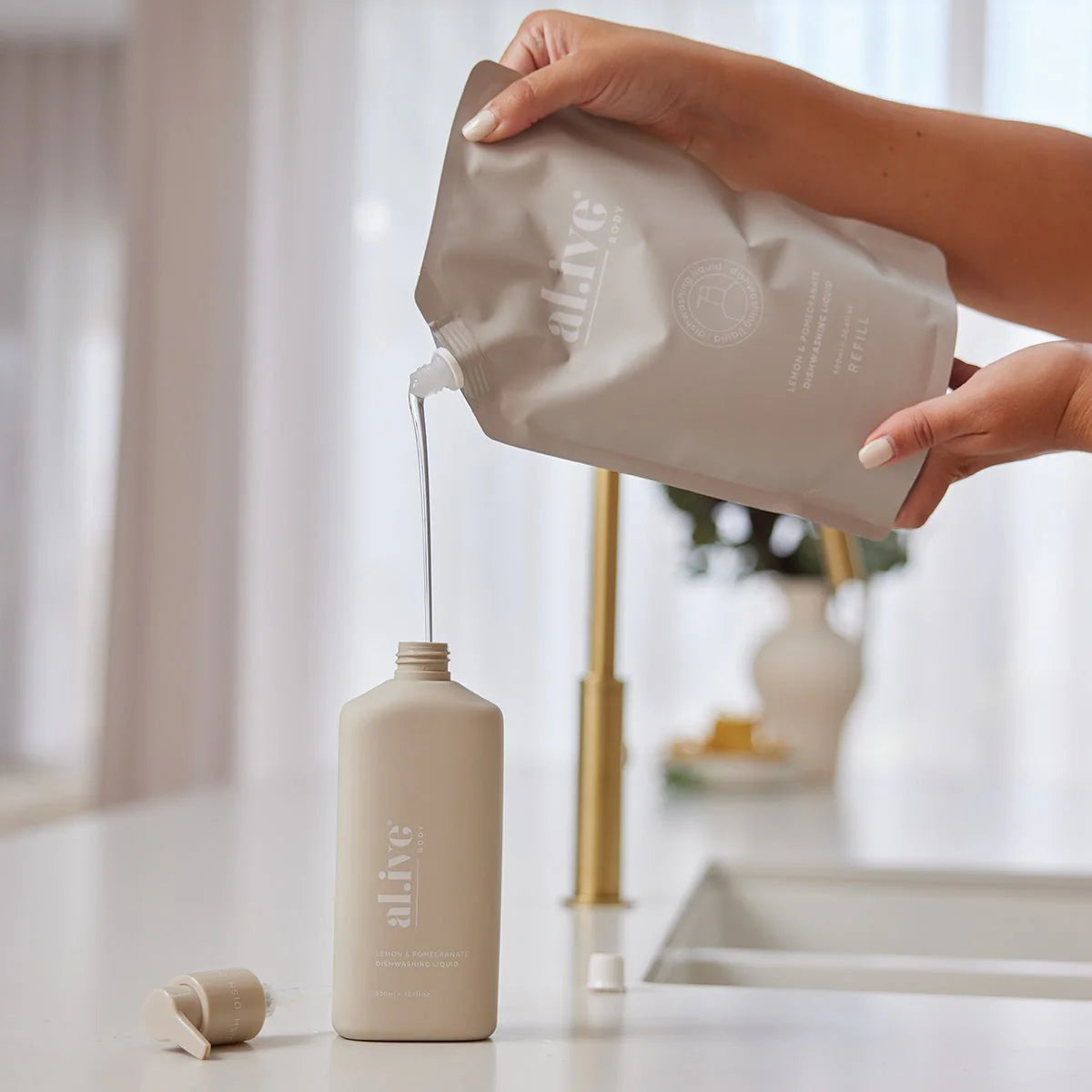 The al.ive body Lemon & Pomegranate Dishwashing Liquid contains a luxurious blend of naturally derived ingredients to dissolve even the toughest residues, whilst being gentle on skin.