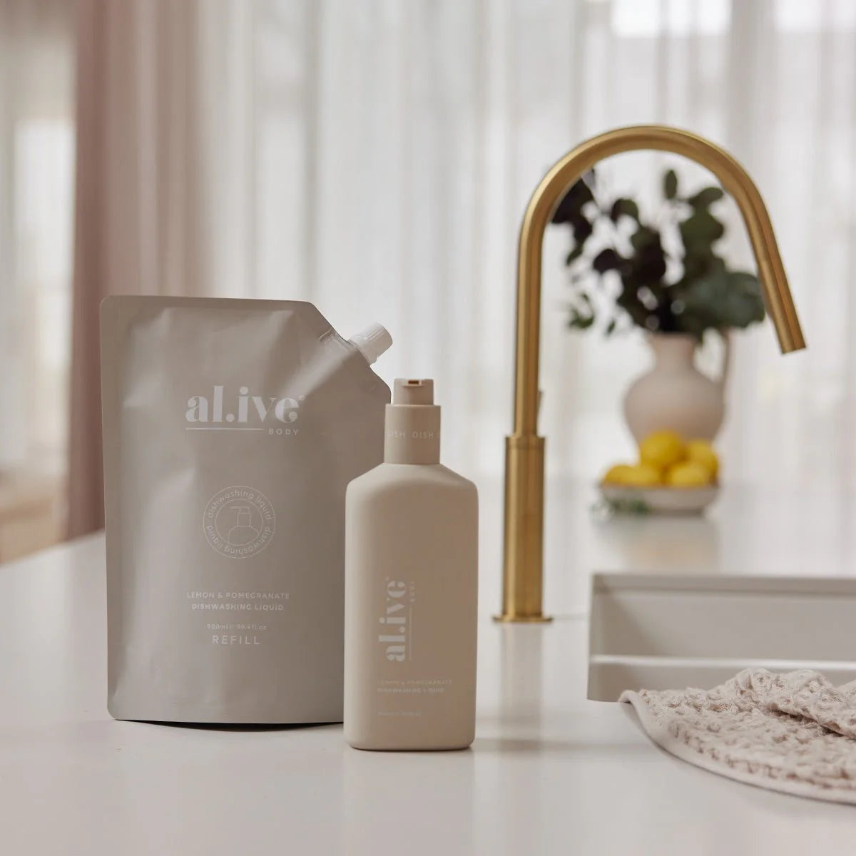 The al.ive body Lemon & Pomegranate Dishwashing Liquid contains a luxurious blend of naturally derived ingredients to dissolve even the toughest residues, whilst being gentle on skin.