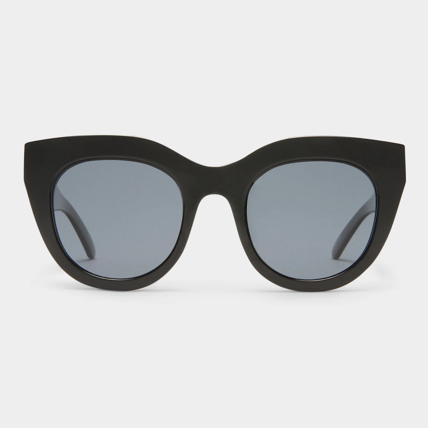 Oversized and feminine, our PARAMOUNT sunglasses offer an everyday look for all face shapes. This refined glamourous round style is designed with a modern flat profile and iconic Le Specs flag stripe metal hardware on both temples.