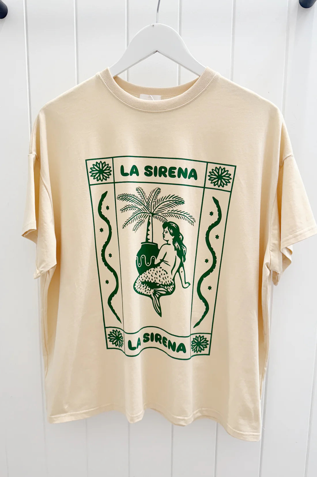 Elevate your casual wardrobe with this effortlessly stylish oversized graphic tee.