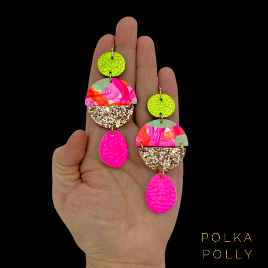 Hand painted beads in pinks, orange and mint. Paired with metallic citrus green, light gold glitter and neon pink genuine leather beads. Set on golden stainless steel hooks.
Light weight and comfortable to wear.
Each pairs pattern and colour placement will differ.