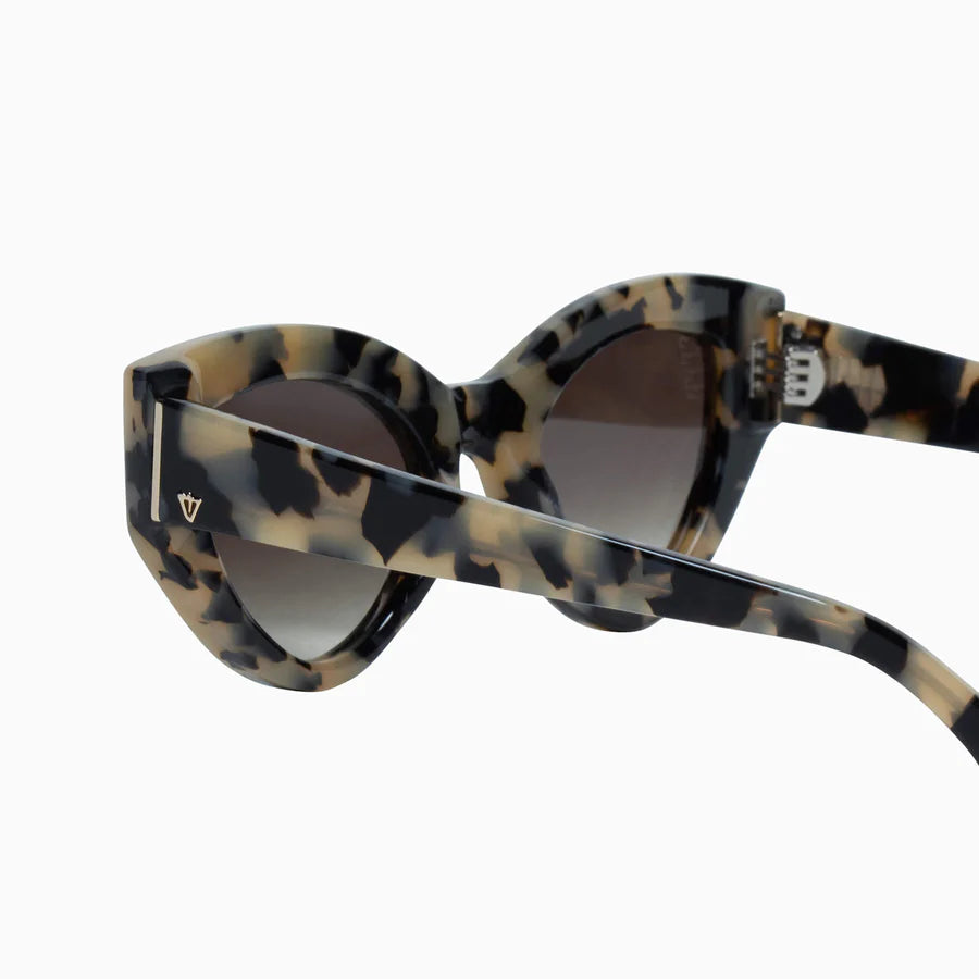 With a timeless and chic look, the Bones is a mid-size sunglasses frame with clean lines and a bevelled brow that is available in an array of colours. Featuring branded metal temple caps and OBE fixed hinges for a premium, high-quality finish.
