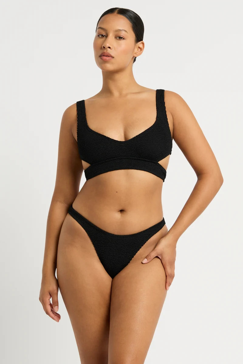 The newest bond-eye development, our new Recycled matte crinkle uses a GRS-certified 100% recycled nylon yarn that has a soft and luxurious hand feel. bond-eye core is the foundation of each collection, made in styles beloved by all + to be enjoyed for endless summer seasons. 