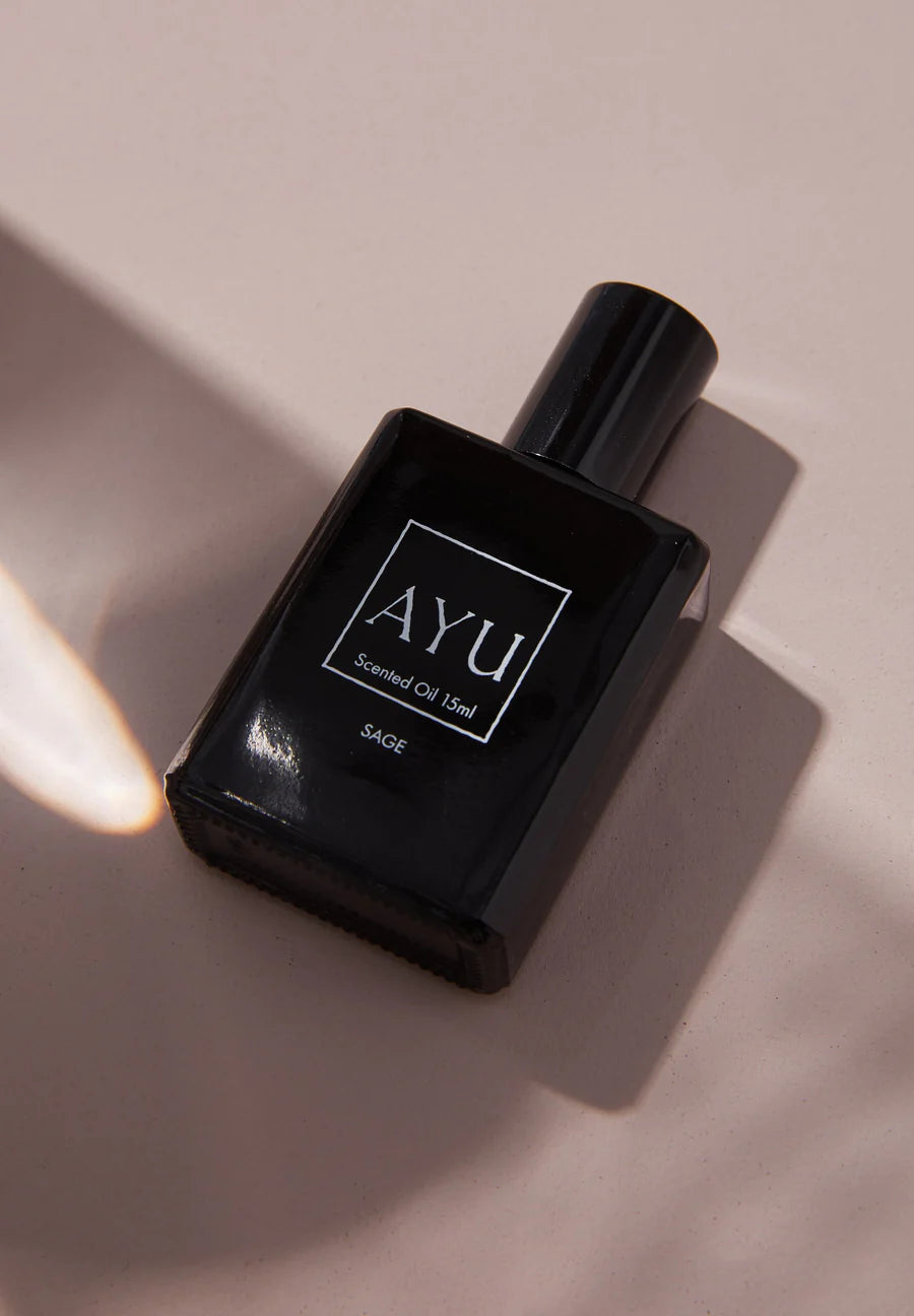 A sensorial ode to our travels across the divine land of India, Sage is a gathering of freshly plucked botanicals to offer oasis to the body under a warm desert sun. Bright herbaceous notes of coriander and peppermint are crushed together with pink pepper to illuminate a warm earthy base.