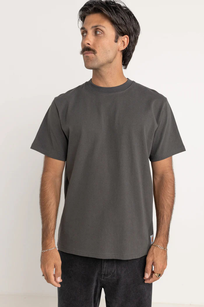 The Assembly Vintage SS T-Shirt in Stone Blue offers a refined take on a classic tee. Featuring a woven label on the lower left front panel, this piece combines premium construction with a soft, lived-in finish.