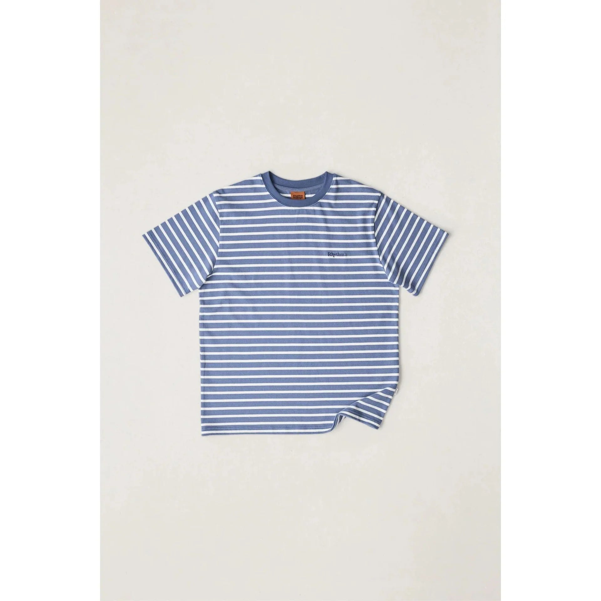 RHYTHM
CHASM SS T-SHIRT
The Chasm SS T-Shirt in Blue is a vintage-inspired staple made from soft cotton and cut in a relaxed block. Designed with tonal colour blocking and finished with standard Rhythm trims, it's a clean and comfortable option for everyday wear.
100% Cotton
Vintage T-Shirt Block with Standard Rhythm Trims
Alex wears a size M and 32. Measurements are as follows:
Height 188 cm
Chest 99 cm
Waist 81 cm
