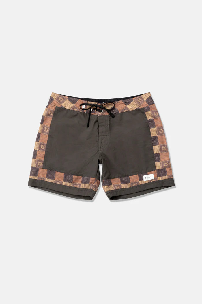 Rooted in surf heritage, the Racket Trunk in Vintage Black features repeat-printed panels and a 16-inch heritage fit. Designed for performance and style, these trunks bring an effortless throwback vibe.