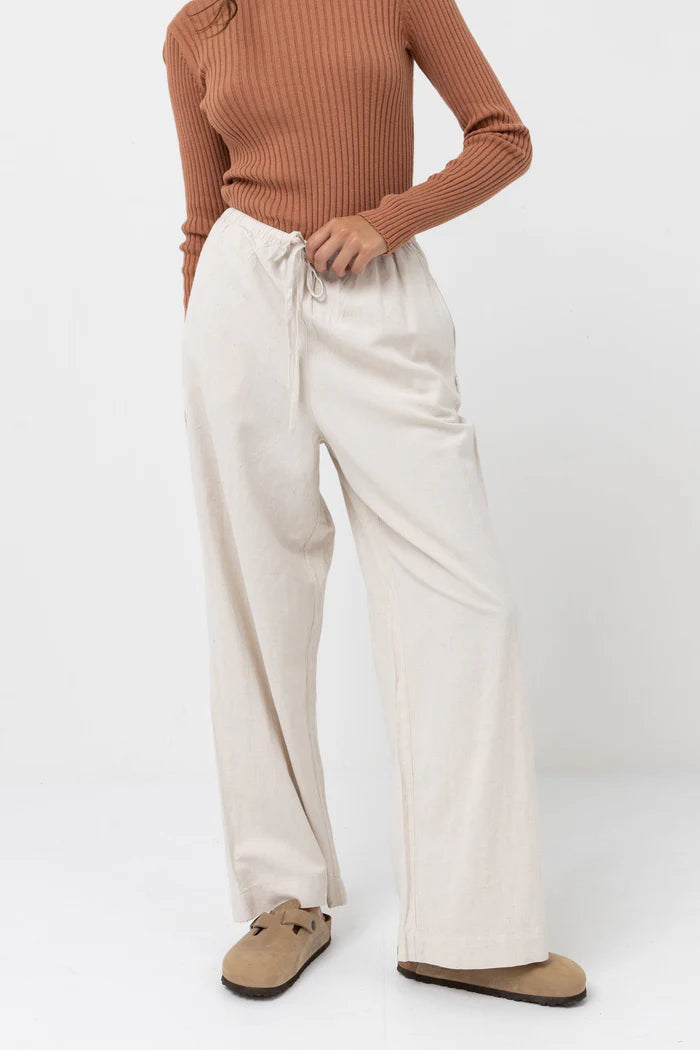 For soft sunny days moving through the cool breeze, the Classic Drawstring Pant is cut from a breathable blend of ramie fibres with an elasticated waist front, and channelled drawcord in a lovably comfortable wide fit.