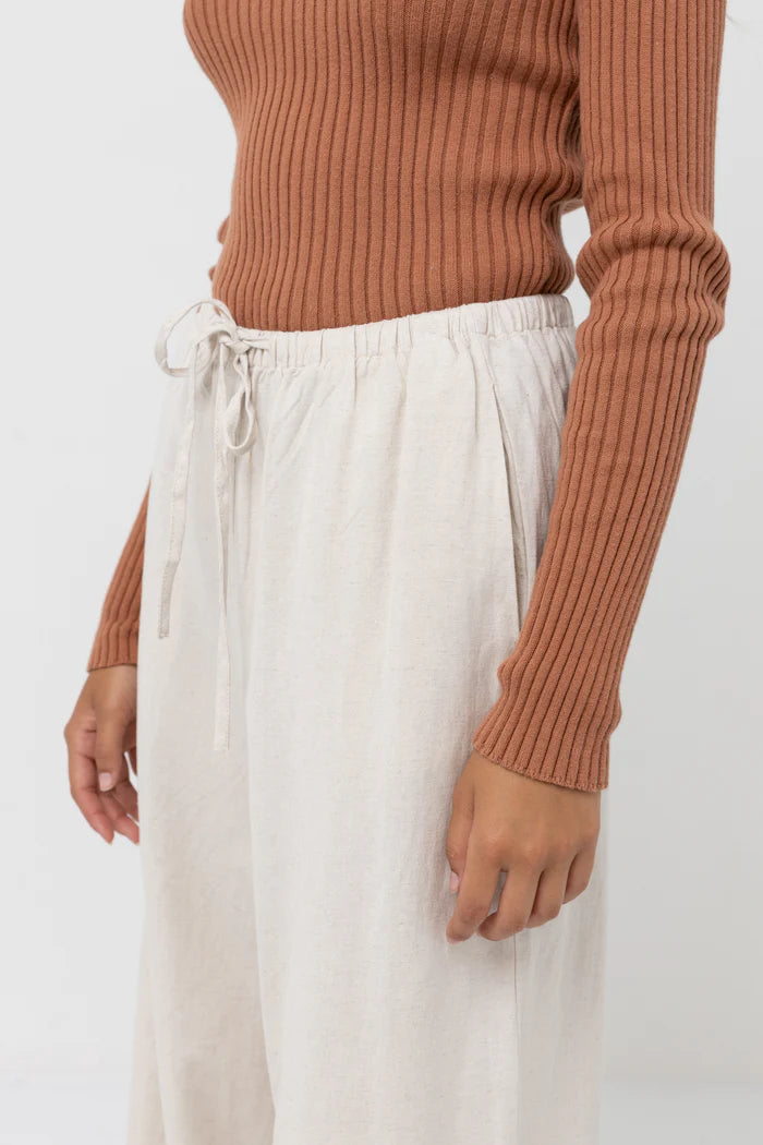 For soft sunny days moving through the cool breeze, the Classic Drawstring Pant is cut from a breathable blend of ramie fibres with an elasticated waist front, and channelled drawcord in a lovably comfortable wide fit.