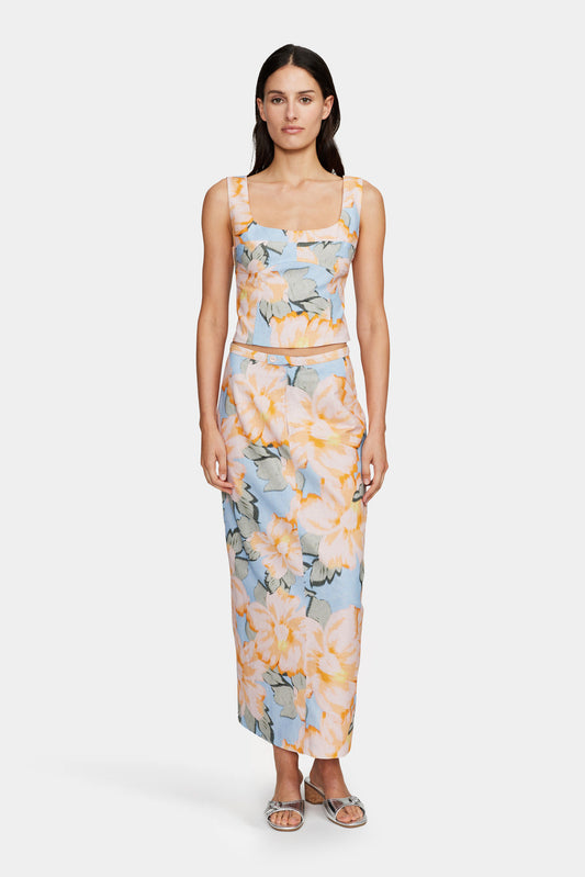 Fresh and feminine, the Emmy Top in Chambray Floral by Ownley is the perfect blend of effortless style and elegance. Featuring a soft floral print, a flattering fit, and lightweight fabric, this top is ideal for casual days, brunch dates, or layering with your favorite pieces. Elevate your wardrobe with this must-have floral top!
