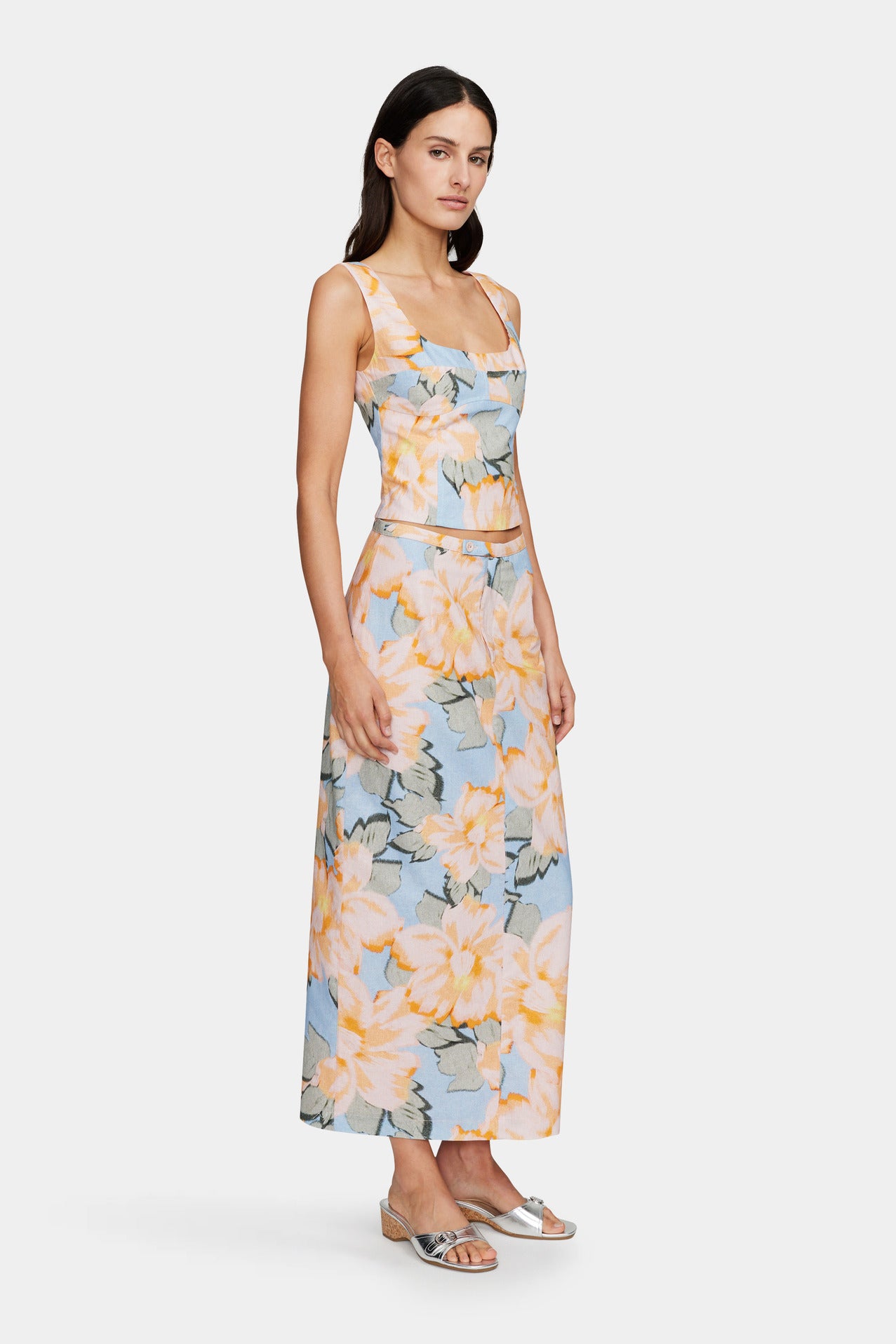 Fresh and feminine, the Emmy Top in Chambray Floral by Ownley is the perfect blend of effortless style and elegance. Featuring a soft floral print, a flattering fit, and lightweight fabric, this top is ideal for casual days, brunch dates, or layering with your favorite pieces. Elevate your wardrobe with this must-have floral top!