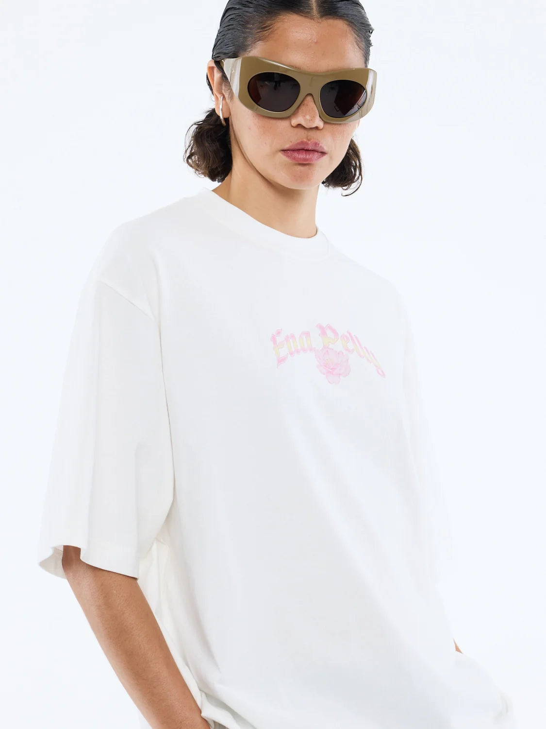 Off-duty ease. Soft graphic edge.
The EP Garden Tee is cut in a relaxed, boxy silhouette and finished with delicate floral artwork for a lived-in appeal. Crafted from soft cotton jersey with a classic crew neckline, designed to be worn oversized.