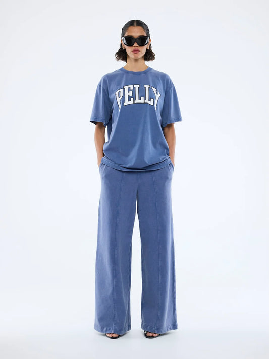 Sharp structure. Laid-back ease.
The Jessie Oversized Tee Varsity is cut in a boxy, relaxed fit, finished with a vintage wash.
Featuring a classic varsity-inspired print, it's a key player in a modern, expressive wardrobe.
