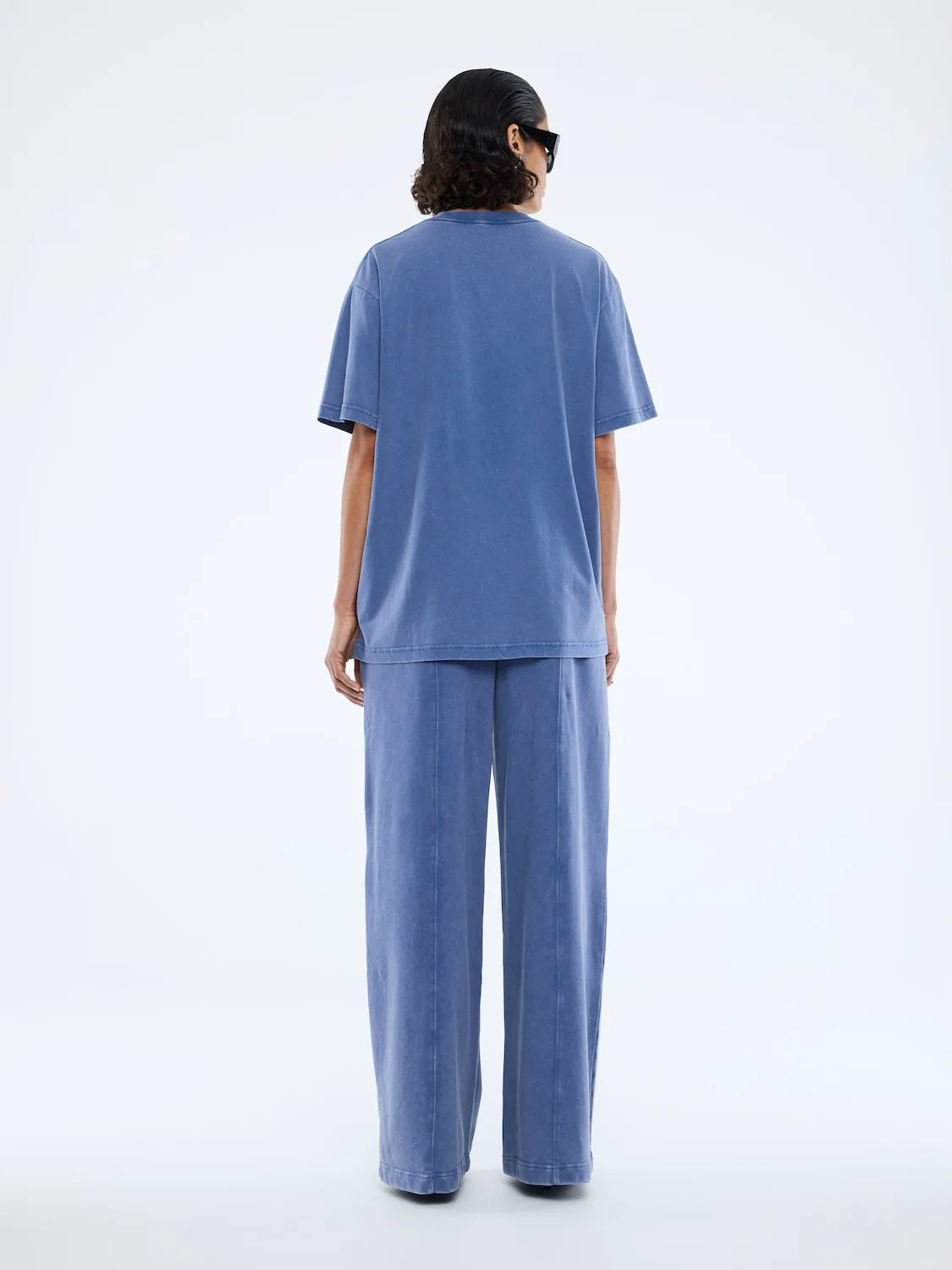 Sharp structure. Laid-back ease.
The Jessie Oversized Tee Varsity is cut in a boxy, relaxed fit, finished with a vintage wash.
Featuring a classic varsity-inspired print, it's a key player in a modern, expressive wardrobe.
