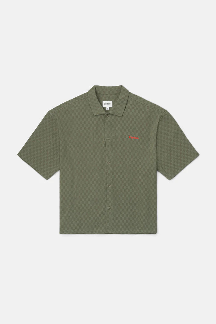 A casual woven layer, the Wash Check Relaxed SS Shirt in Green features a lightweight textured check fabric with an easy, relaxed fit. Embroidered detailing at the LHS chest adds a refined touch.