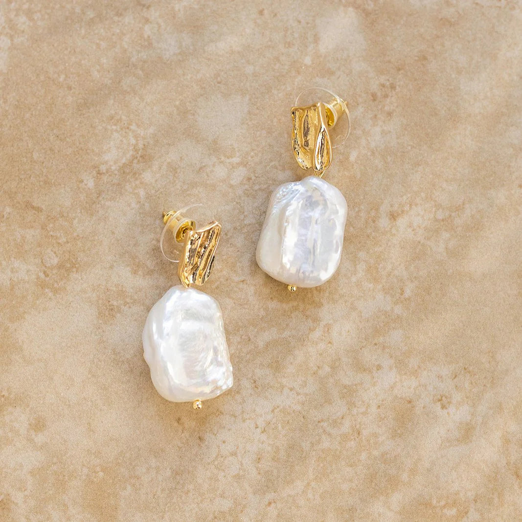 Our NOA earrings are a must have masterpiece, showcasing nature's purest pearls. The perfect pair of earrings for a boho bride!
S925 Gold Plated Sterling Silver
Baroque Pearl/Drop Earrings
Lead,Nickel & Tarnish Free
Hypoallergenic
Varies between 3-4cm