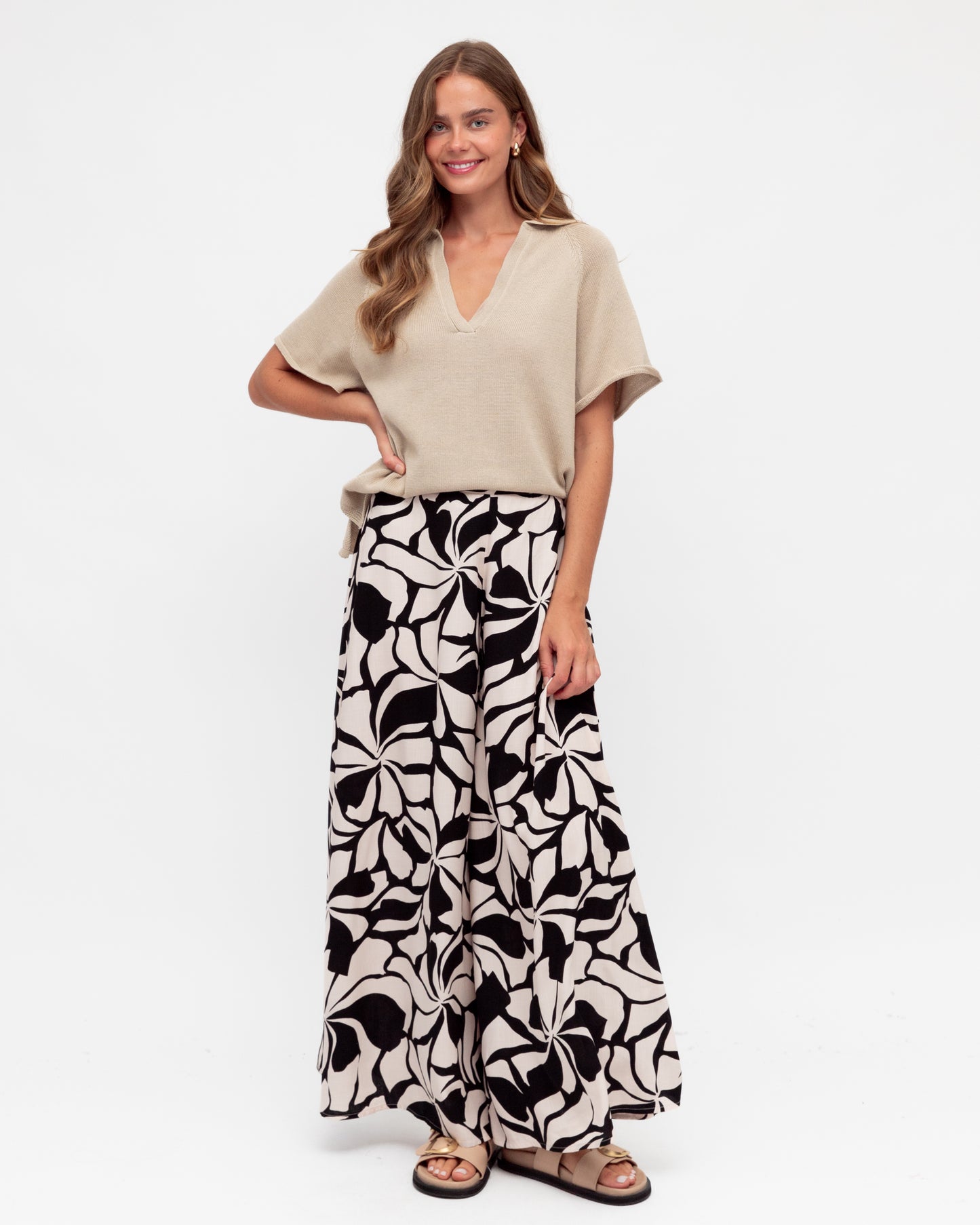 These pants are the epitome of comfort. With an elasticated waistline, you can breathe easy and feel at ease all day long.