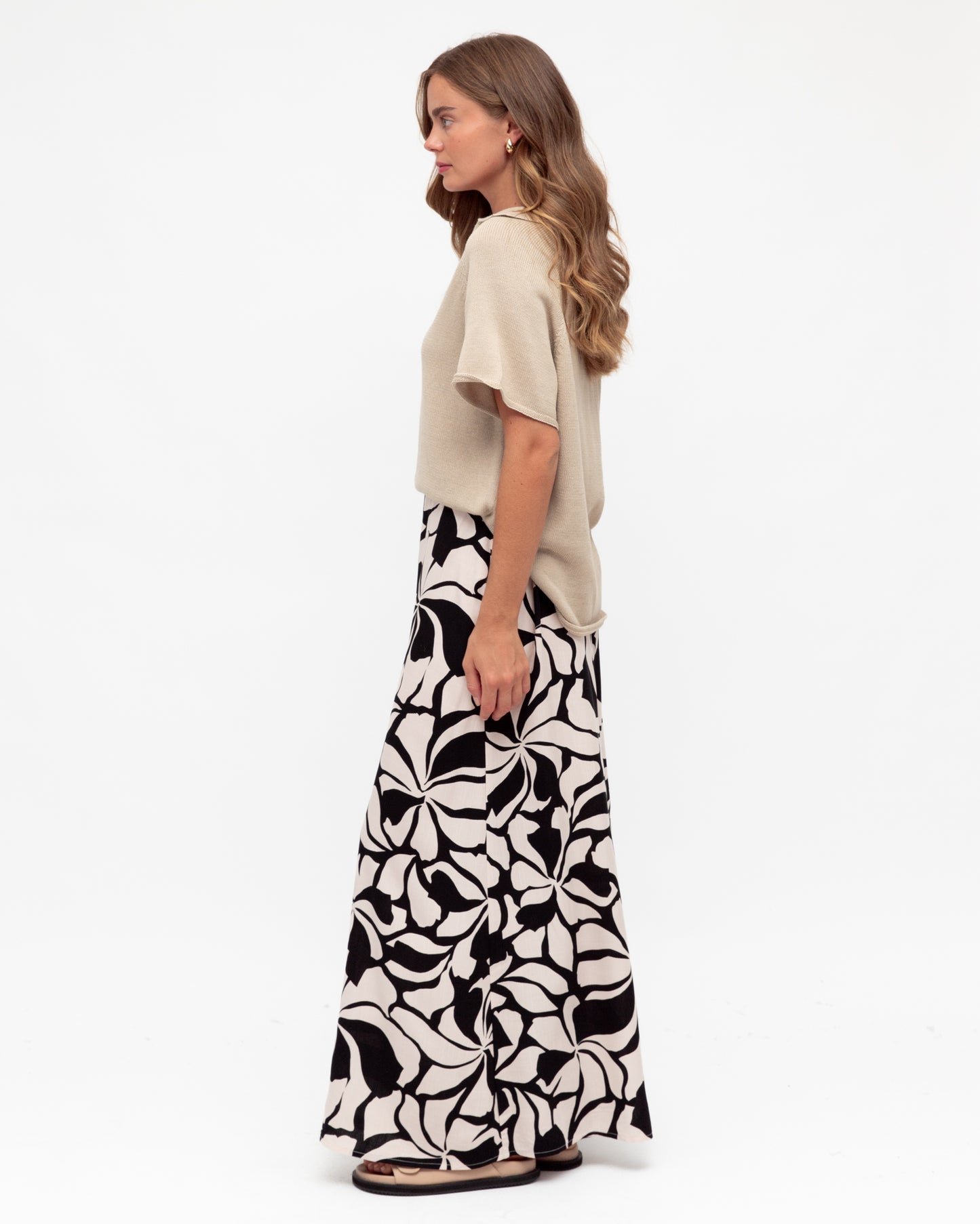 These pants are the epitome of comfort. With an elasticated waistline, you can breathe easy and feel at ease all day long.