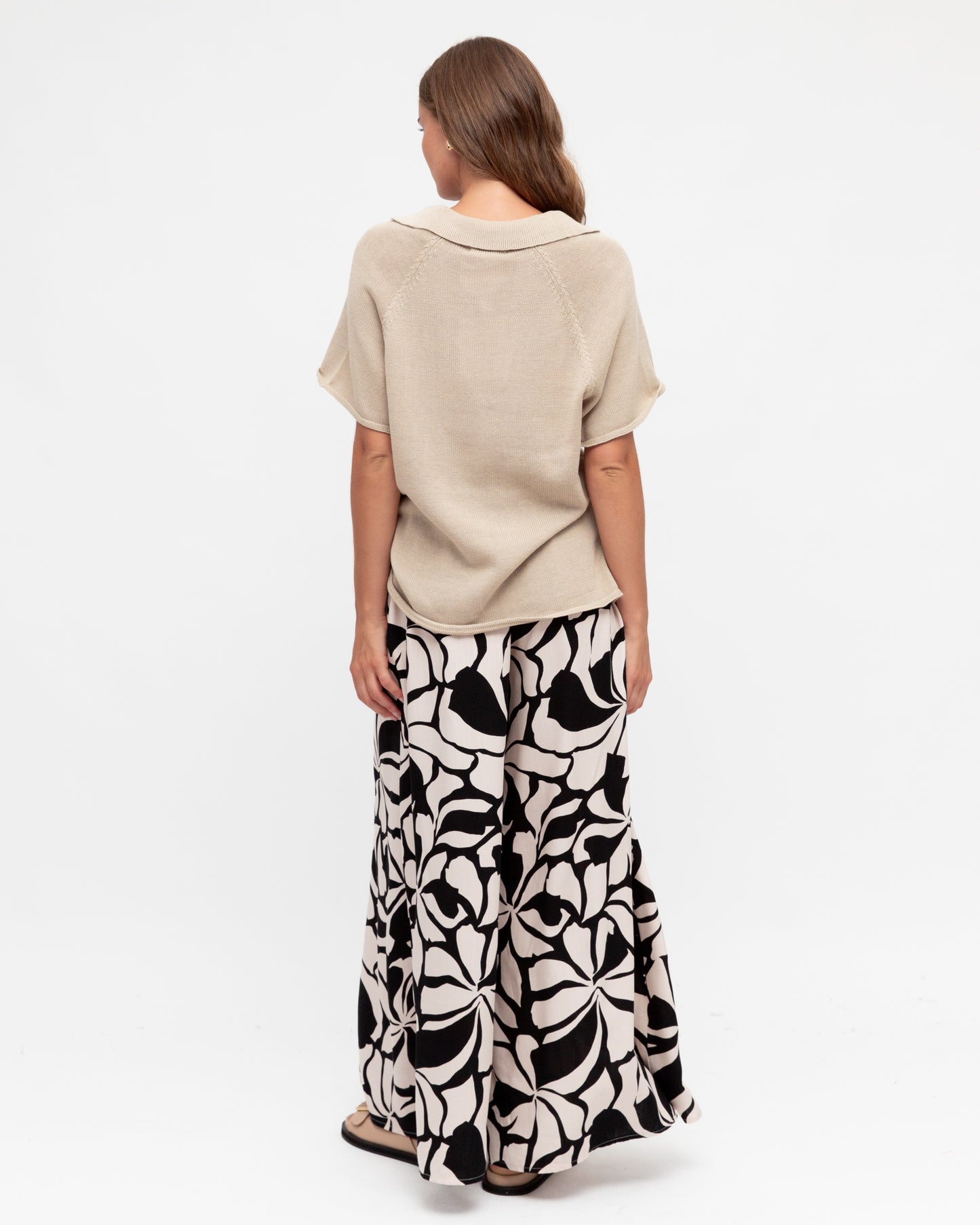 These pants are the epitome of comfort. With an elasticated waistline, you can breathe easy and feel at ease all day long.