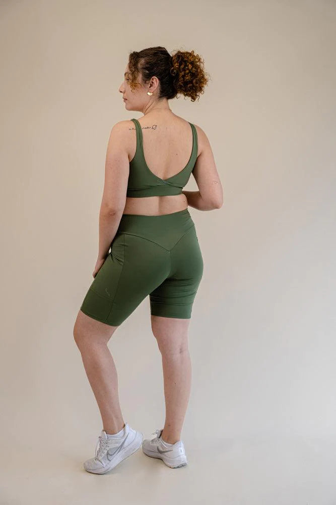 A vital addition to your activewear collection. Equipped with a double-layer high waistband, they offer superior support throughout your day, making them a perfect fit for intense workouts, cycling, or even relaxed, laid-back days.