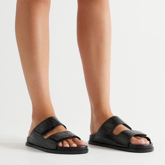 We can’t help but be drawn to the versatility of a pair of slide sandals, and the endless combinations it allows for. Case in point: our Shine Footbed leather slides. Made from genuine luxurious calf leather with contract stitching, this comfortable slide footbed features two simple straps adorning adjustable velcro fastenings, this pair is all ease and comfort.