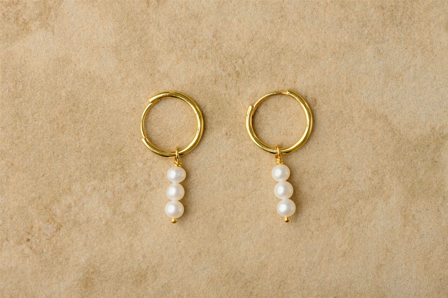 Introducing Ariana, the fresh water pearl huggie that adds a touch of elegance to any outfit. With its stunning pearl and huggie design, this accessory is both sophisticated and versatile. Upgrade your style game with Ariana.
24kt Gold Vermeil
Freshwater Pearl
Lead,Nickel & Tarnish Free
Hypoallergenic
Waterproof
Dimensions:
Hoop outer diameter | 14mm
Hoop inner diameter | 11mm
Pearl | 3-4 mm