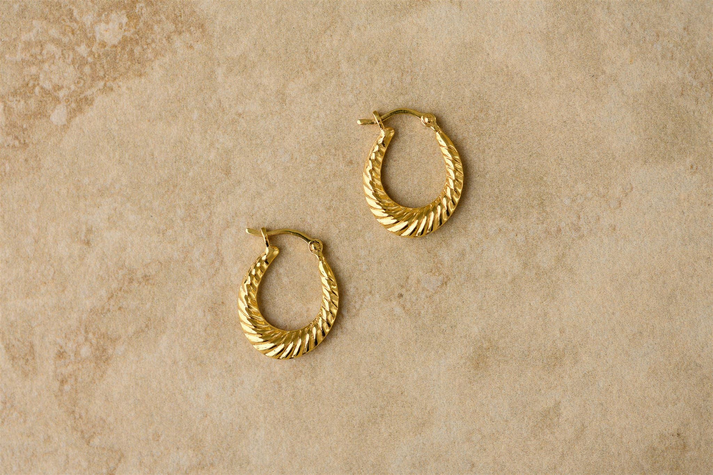 Introducing Iris - the fun-sized version of our popular Mila woven hoops! Perfect for adding a touch of quirkiness to any outfit. Get all the style of our signature hoops in a compact package.
18Kt Gold Plated Sterling Silver
Lead,Nickel & Tarnish Free
Hypoallergenic
Waterproof
Dimensions:
16mm x 21.4mm