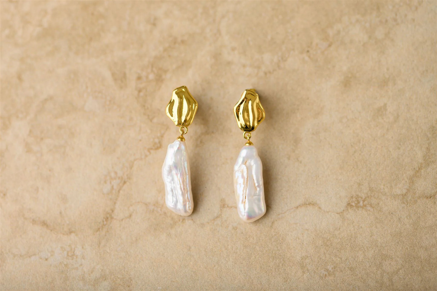Introducing Avery, the perfect accessory for those who love to make a statement! These gorgeous baroque pearl earrings will add a touch of elegance and sophistication to any outfit. Stand out from the crowd with these unique and eye-catching earrings.
18Kt Gold Plated Sterling Silver
Pure Baroque Pearl
Lead,Nickel & Tarnish Free
Hypoallergenic
Waterproof
Dimensions:
Pearl | 23mm
