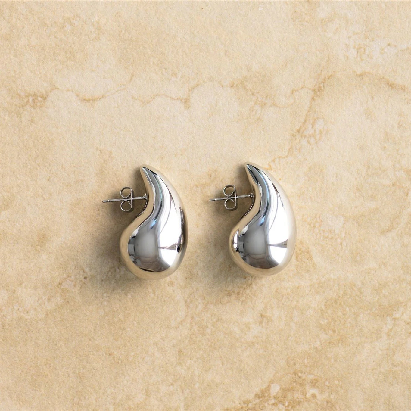 The SOPHIA earrings feature an elegant tear drop design and is available in three sizes, making them perfect for stacking. Crafted from high-quality sterling silver, these earrings are a must-have for any fashion-forward individual.
S925 Gold Plates Sterling Silver
Tear Drop Shaped
Lead,Nickel & Tarnish Free
Hypoallergenic
Available in Silver & Gold
Available in 3 sizes
Small 11mm x18mm
Medium 14mm x 25mm
Large 17mm x 31mm