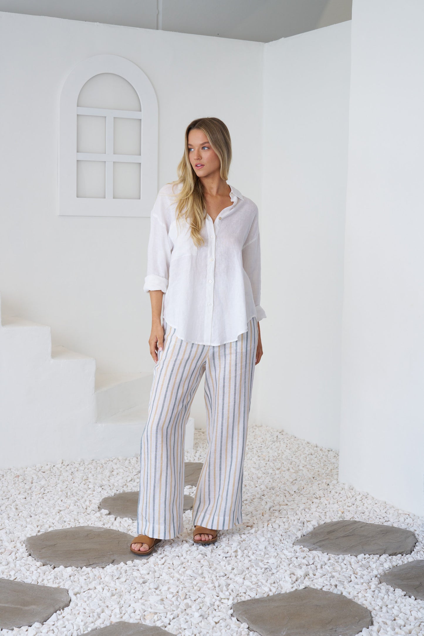 Button up and get ready for a day full of fun and adventure! Our Millie Shirt in white is the perfect blend of style and function. With functional buttons and a relaxed fit, you'll stay cool and comfortable all day long. Made from 100% linen, it's the perfect choice for your next outdoor escapade.