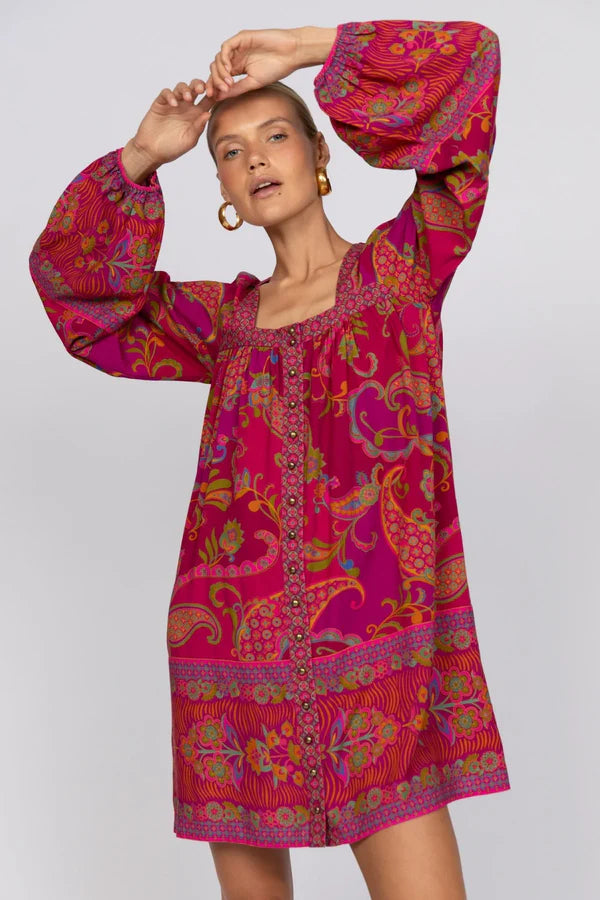 The Arizona dress blends effortless style with all-day comfort, making it a go-to piece for your wardrobe. An easy slip on style, featuring brass buttons, poet sleeves, and a relaxed silhouette, it’s thoughtfully designed to flatter all body shapes. Perfect for every body shape, pregnancy and breastfeeding —this versatile dress has you covered.