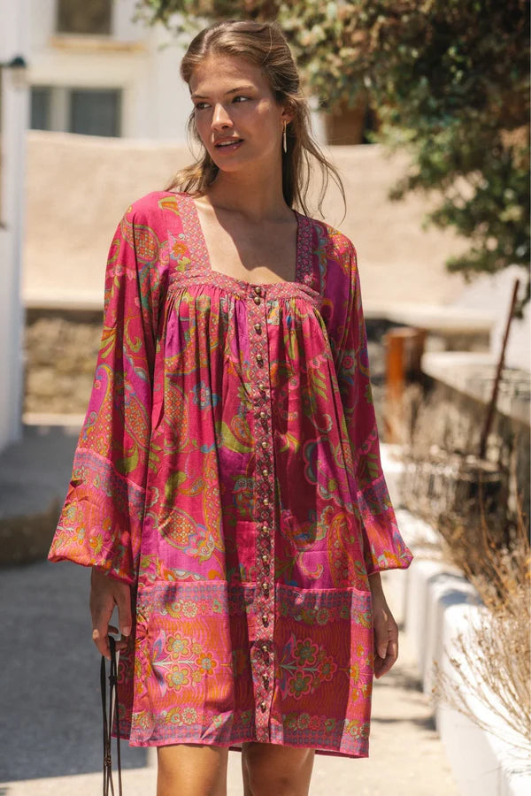 The Arizona dress blends effortless style with all-day comfort, making it a go-to piece for your wardrobe. An easy slip on style, featuring brass buttons, poet sleeves, and a relaxed silhouette, it’s thoughtfully designed to flatter all body shapes. Perfect for every body shape, pregnancy and breastfeeding —this versatile dress has you covered.