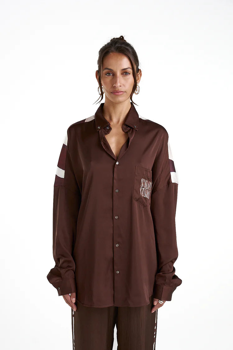 The LS Oversized Shirt in a rich brown hue features a placement print of the hand-painted NAUTILUS on the back panelling and custom Summi Summi branded front pocket. Crafted from 100% Linen this shirt offers a structured yet relaxed and oversized fit with cuffed sleeves.
